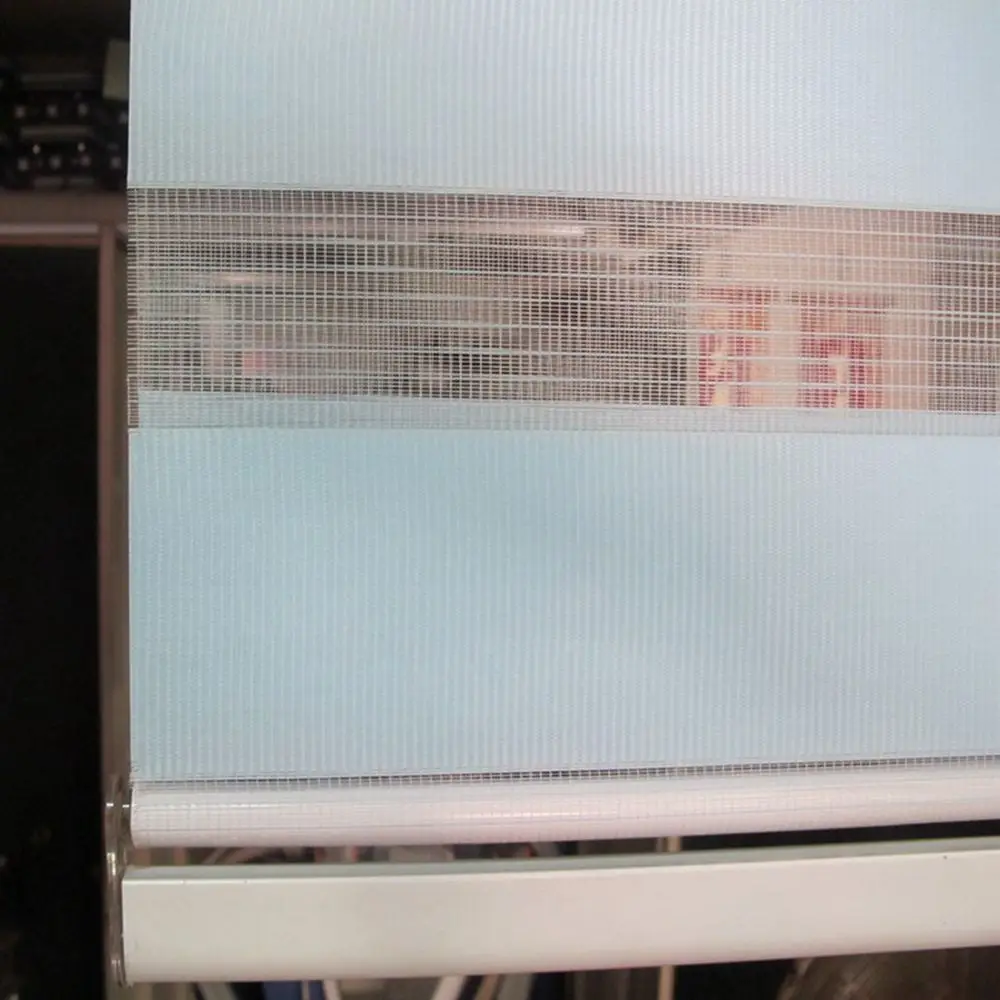 Полузатемняющие шторы Зебра двухслойные роликовые для окон комнаты