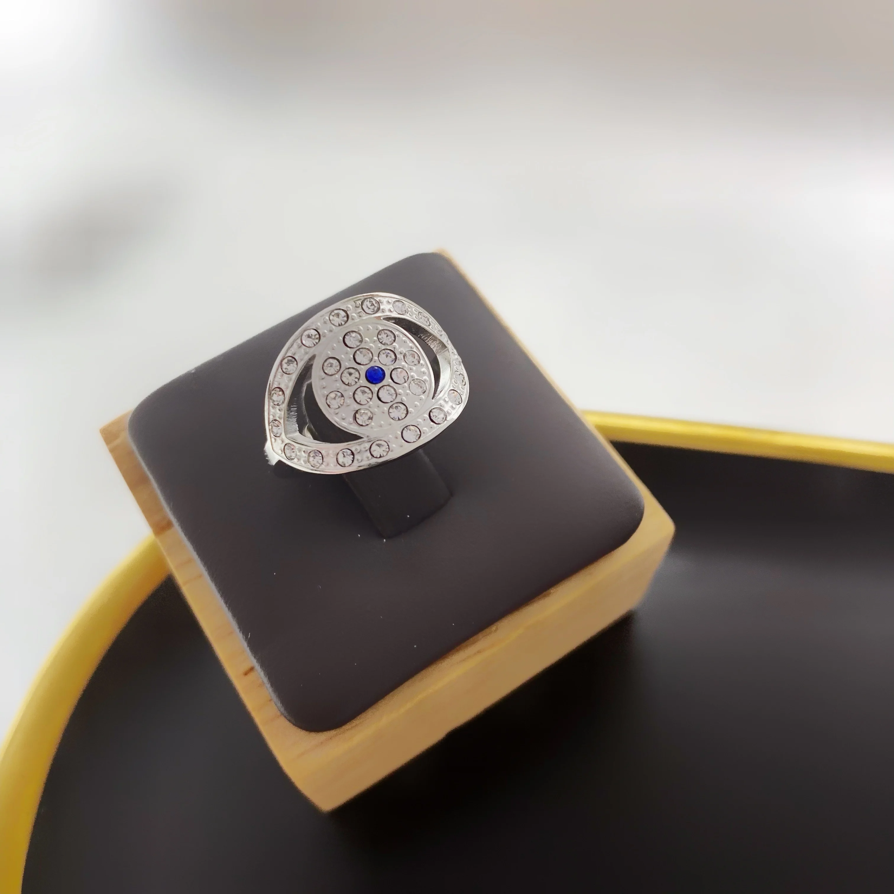 Кольцо женское из нержавеющей стали под золото 18 карат с голубым кристаллом