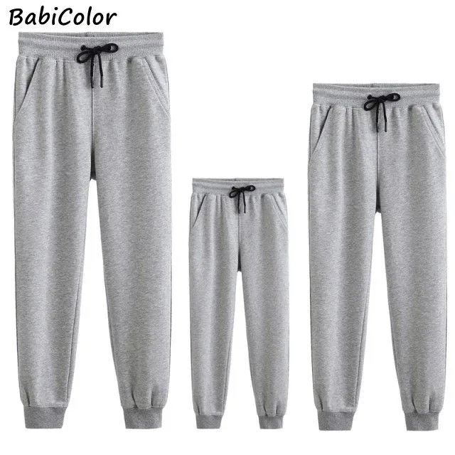 

BabiColor/Новинка 2021 года; Весенне-осенние одинаковые weatpants с буквенным принтом; Цвет черный, серый; Брюки для мамы и меня; Семейный образ