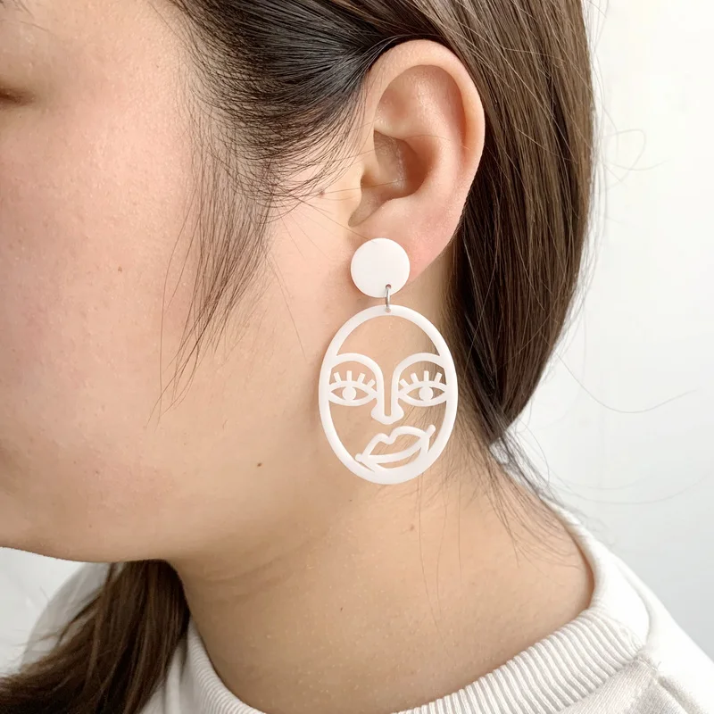 Женские акриловые серьги-гвоздики красные черные белые серьги с ажурным ужасным