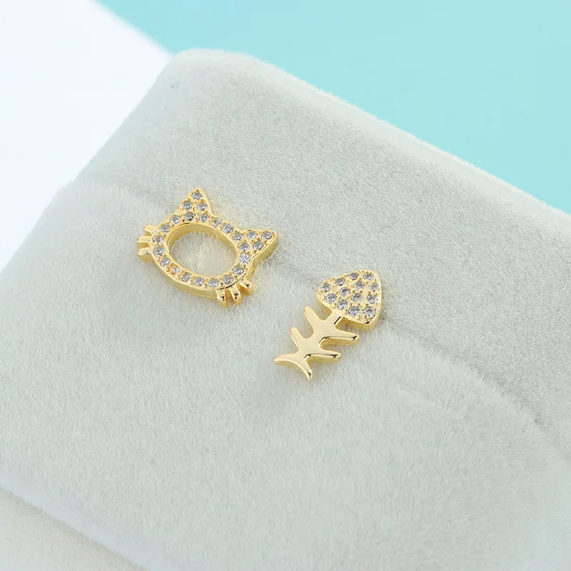 Женские асимметричные серьги-гвоздики с цирконом кошачьи и рыбные кости цвета