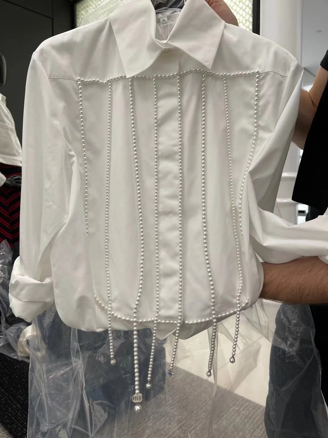 

Ladies casual Top women classic white blouses top quality tops unique pearls and logo embellishment blusas mujer de moda 2021
