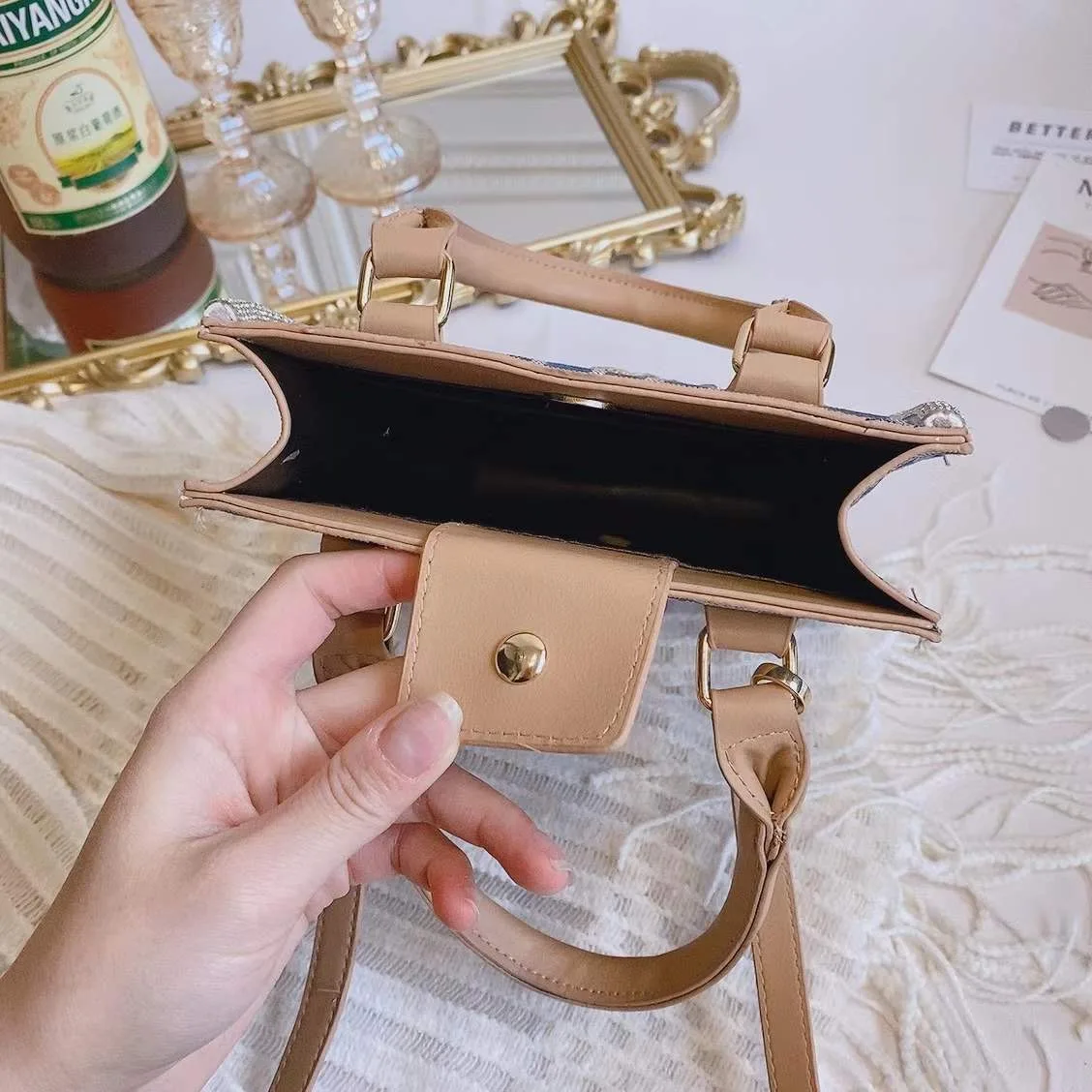 

In 2021, Chinese brand high-quality hand-made women's handbags, the most fashionable diamond inlaid women's bags, free delivery