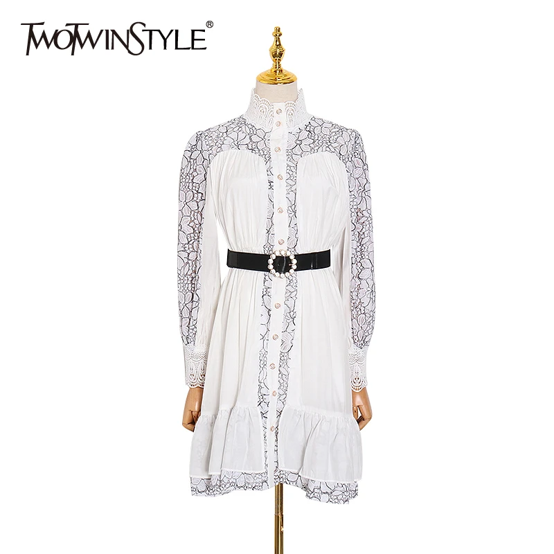 Кружевное платье TWOTWINSTYLE с высоким воротом длинным рукавом и высокой талией 2020 |