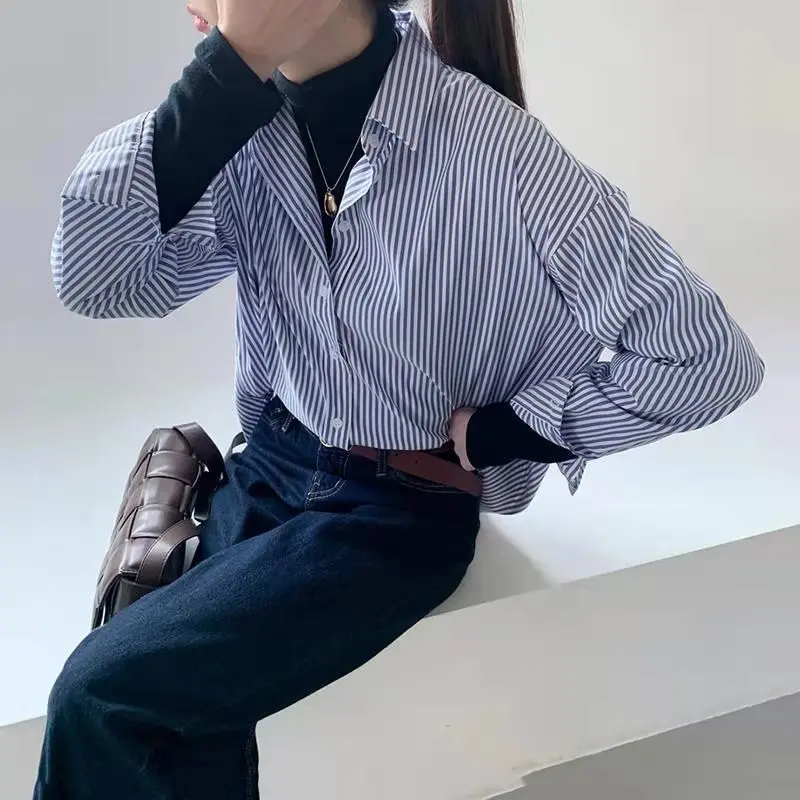 

2021 Korean commuter striped shirt Women's long sleeves wear loose blue shirts and casual large size tops. The design is small.