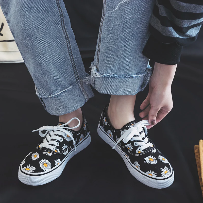 Женская обувь для девочек с цветочным принтом Цвет Маргерит черные повседневные