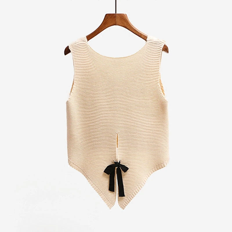 Женский короткий вязаный жилет с разрезом сзади и бантом асимметричный без