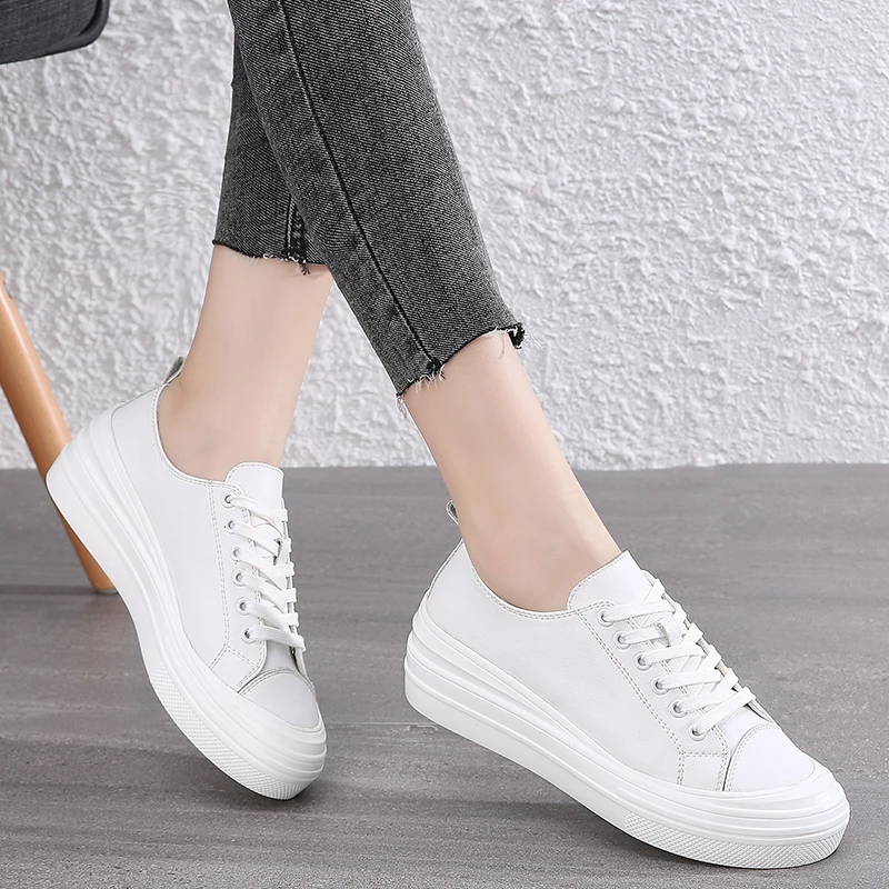 Женские теннисные туфли удобные дышащие черные или белые кроссовки на платформе