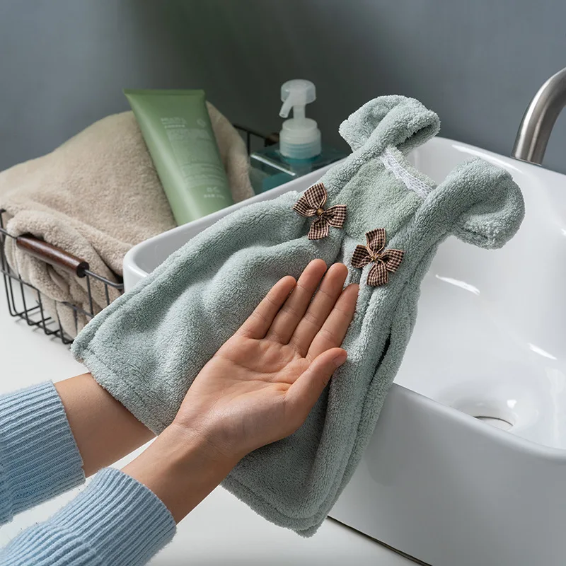 Три штуки оптом 25х40 см быстро сохнущих висячих ручных полотенец с "Кавайи" рисунком платья из кораллового флиса для детей в ванне.