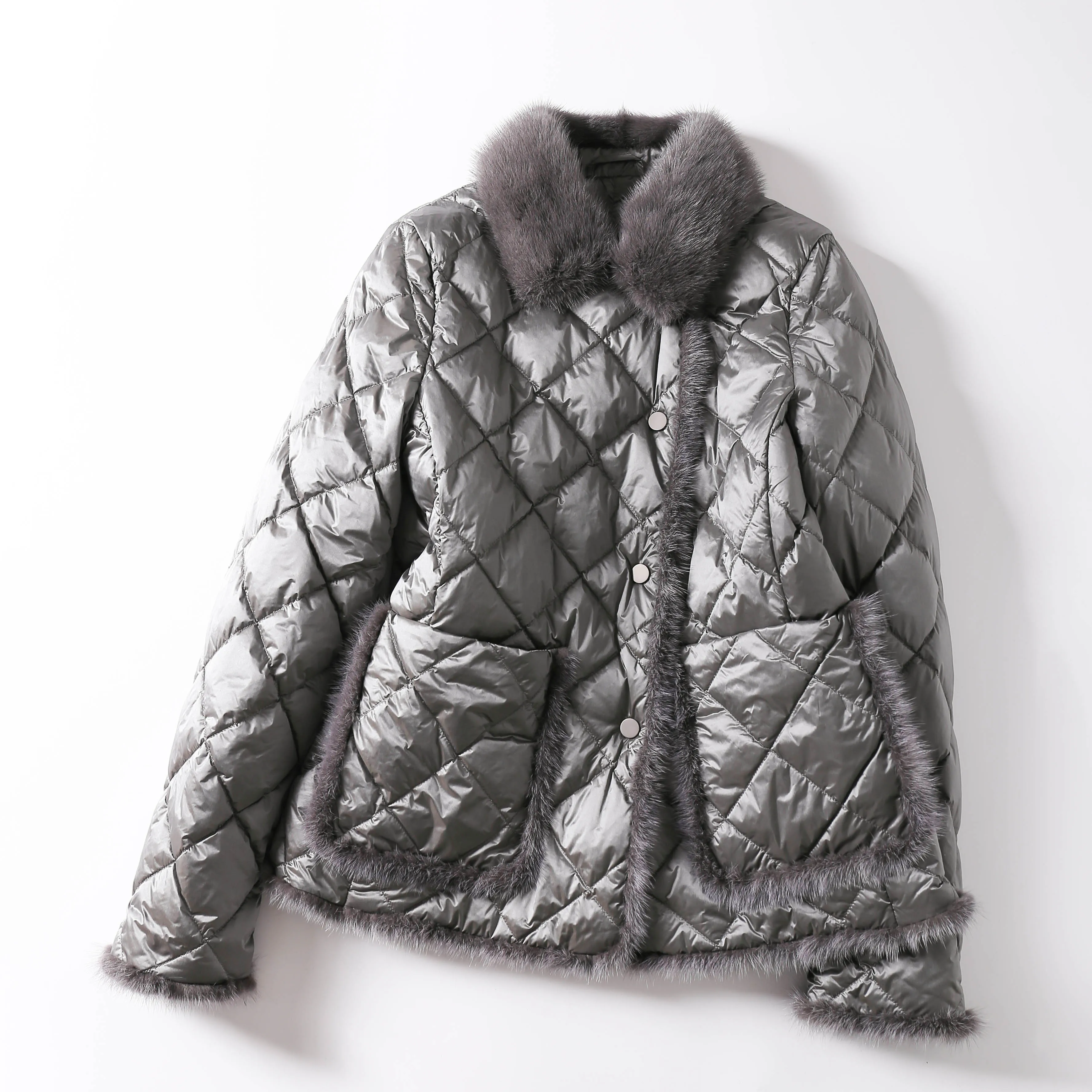 

Женская короткая зимняя куртка на искусственном меху норки