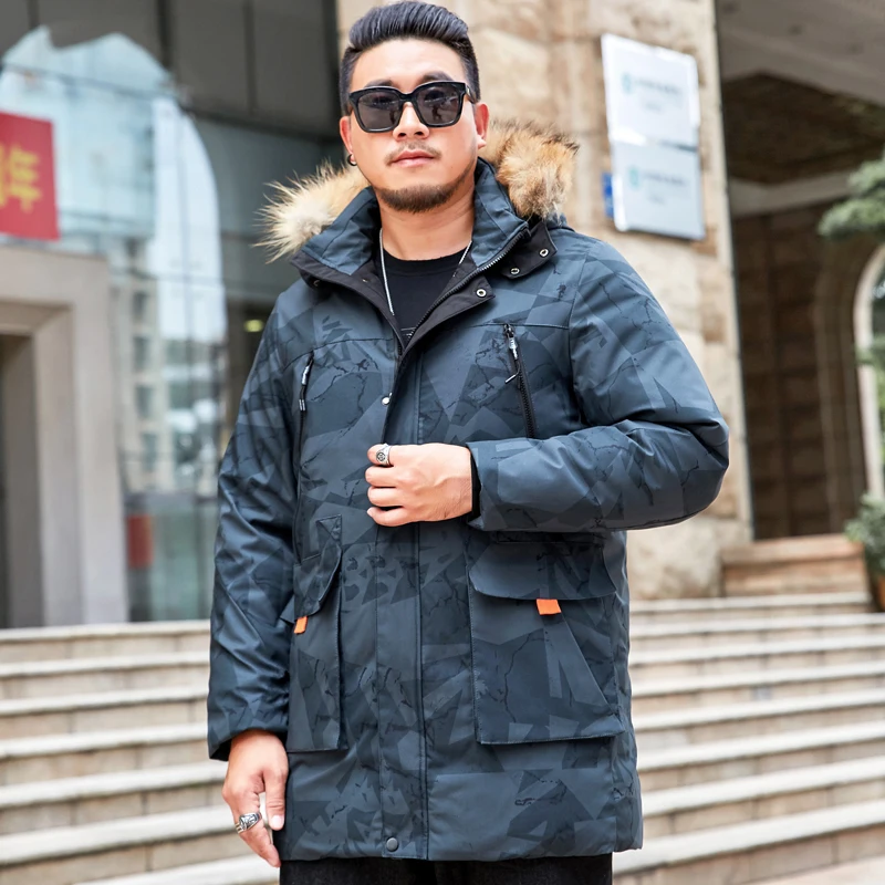 Мужская зимняя куртка с капюшоном камуфляжная и воротником из натурального меха