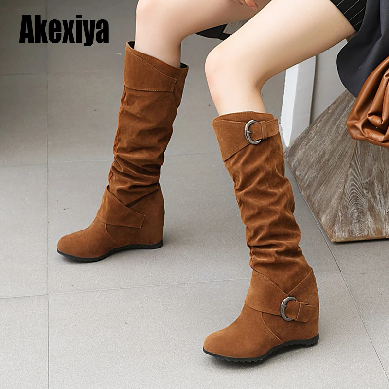 Женские замшевые сапоги до колена модные складные зимние высокие без застежек повседневные облегающие на