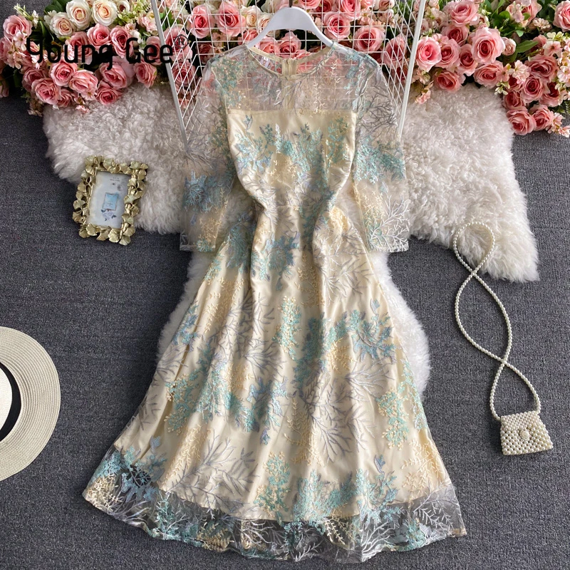 Молодой гы элегантное платье из сетчатой ткани с цветочным узором и вышивкой