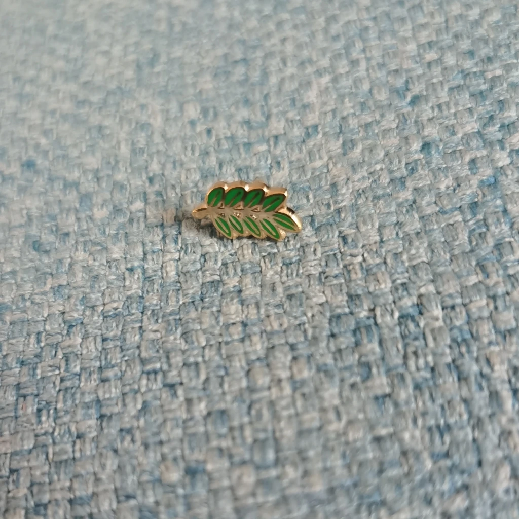 Маленький лацкан с масонскими листьями Сувенирный значок из акации | Дом и сад