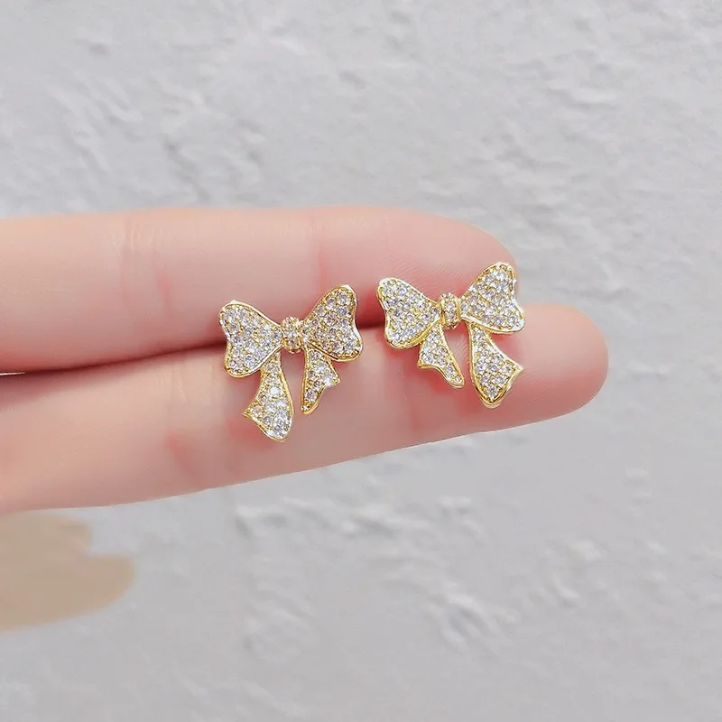 

Женские серьги-гвоздики из серебра 925 пробы, с фианитом