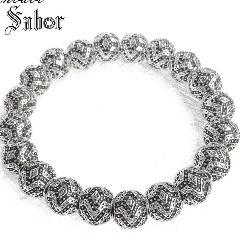 Браслет из нитей с геометрическими бусинами серебряного цвета | Украшения и