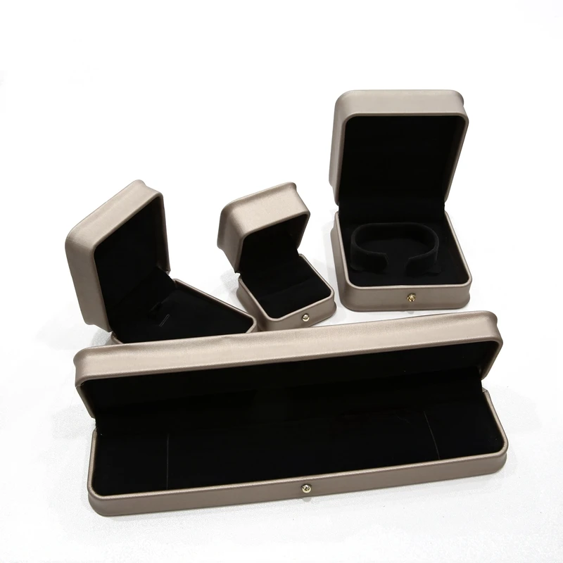 Женские серьги-гвоздики из серебра 925 пробы с муассанитом |