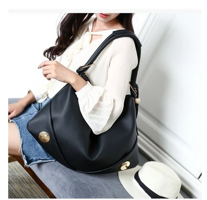 

2020 new European and American style ladies shoulder bag motorcycle big buckle big bag fashion handbag popular trend big bag