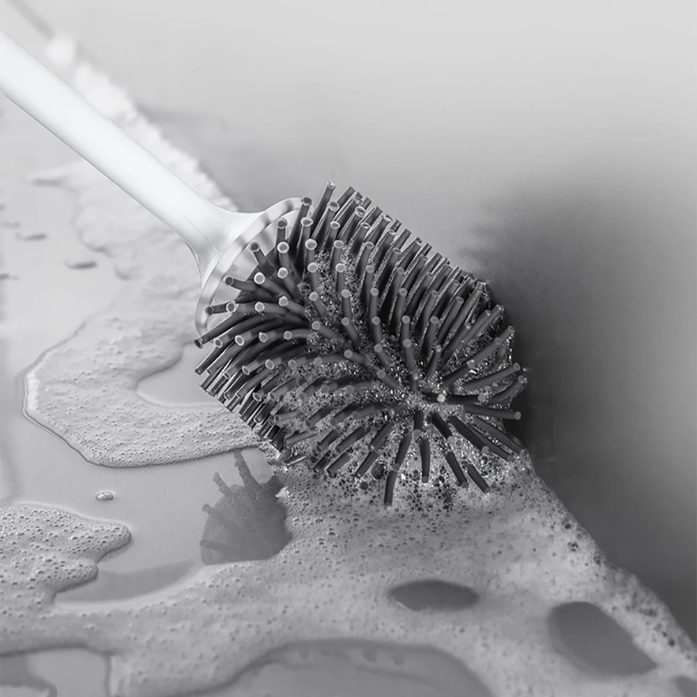 Щетка для унитаза с длинной ручкой и мягкой щетиной используется очистки туалета