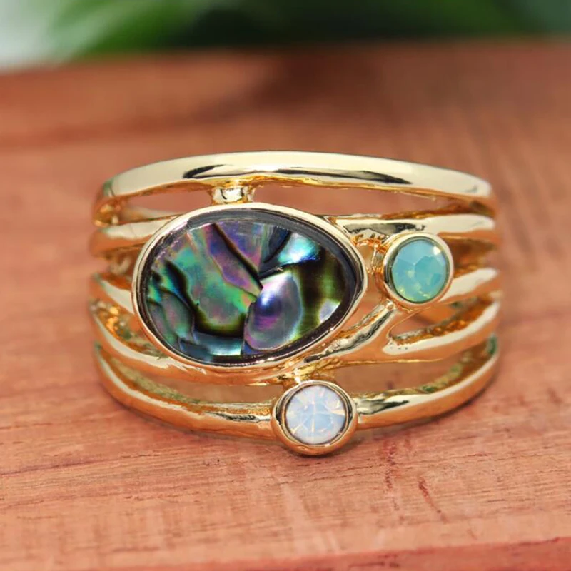 Женское кольцо в готическом стиле большое из смолы золотистого цвета ретро