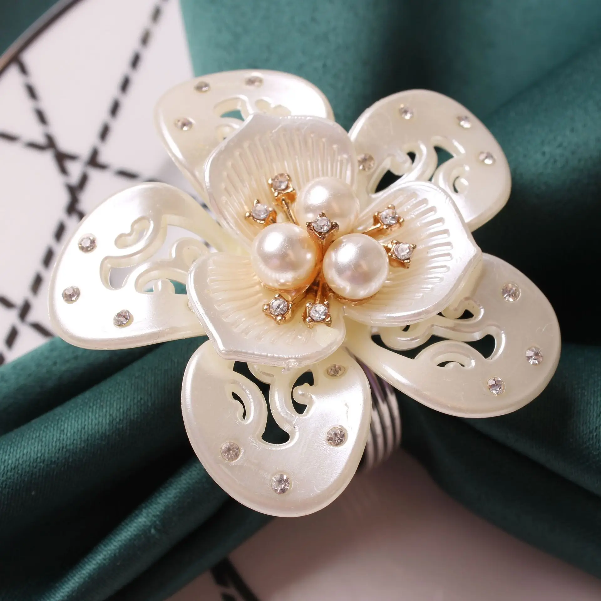 

12pcs/lot New Pearl Flower Napkin Ring Rose Flower Metal Napkin Button Wedding Tableware Napkin Ring Desktop Decoration