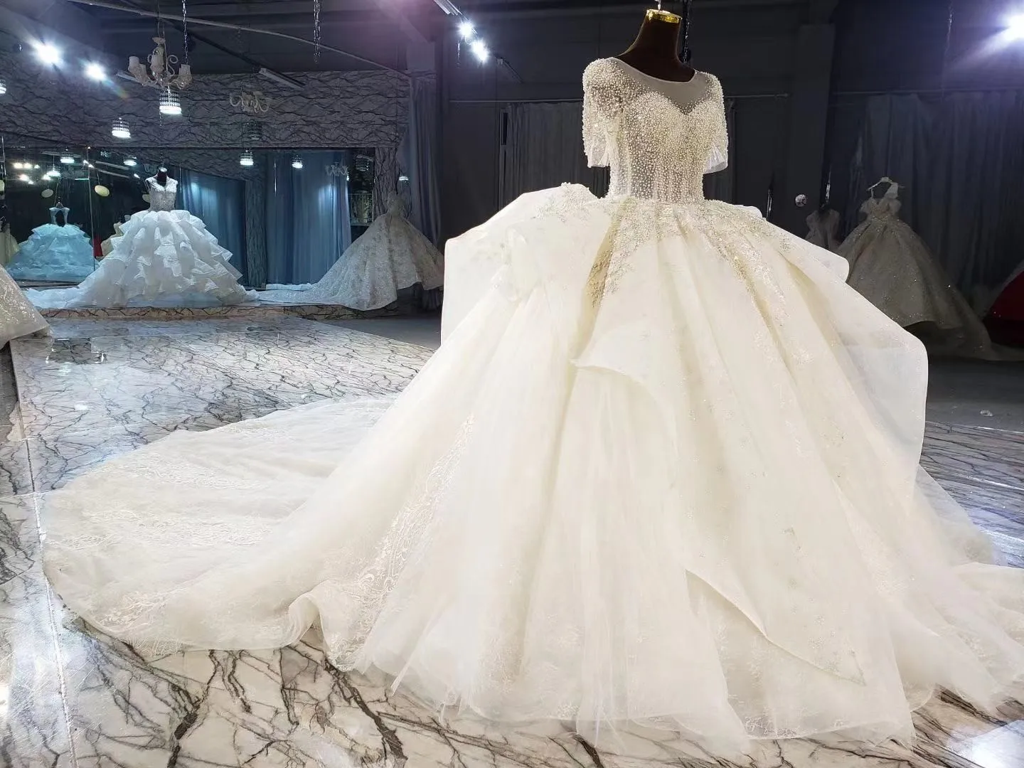 Gorgeous Lace Appliques Wedding Dress 2021 Luxury Beads Short Sleeves Beaded Boat Neck Princess Bride Gown Plus Size