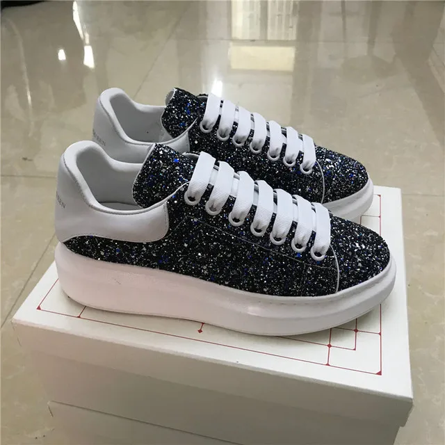 

2021 new ladies sneakers are covered with black sequins and gold, very shining and charming, luxury brand, women's shoes