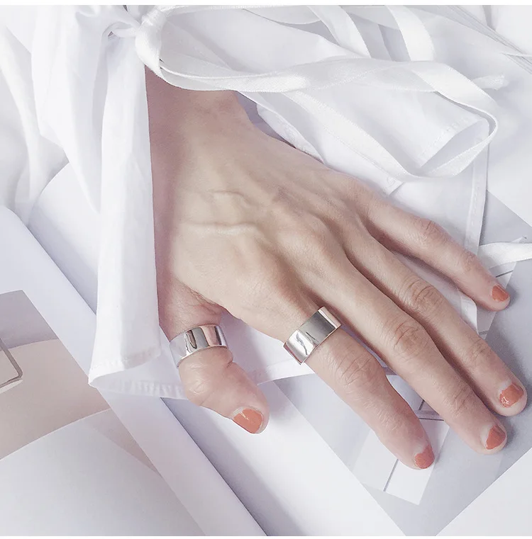 Кольцо женское на указательный палец гладкое серебристое широкое открытое