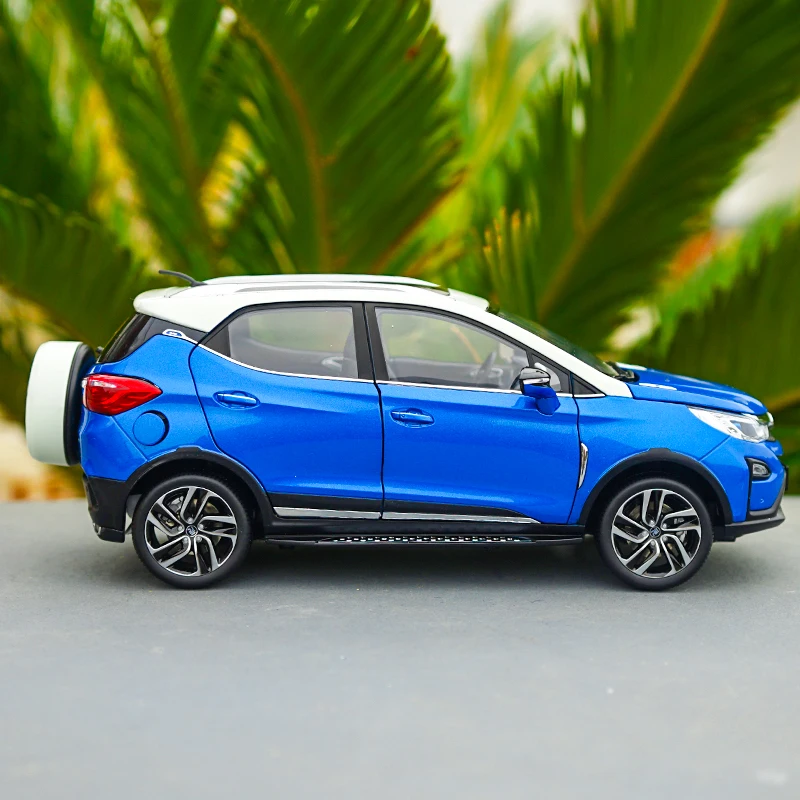Высококачественная литая модель автомобиля BYD Yuan 1:18 (синий и белый) + небольшой