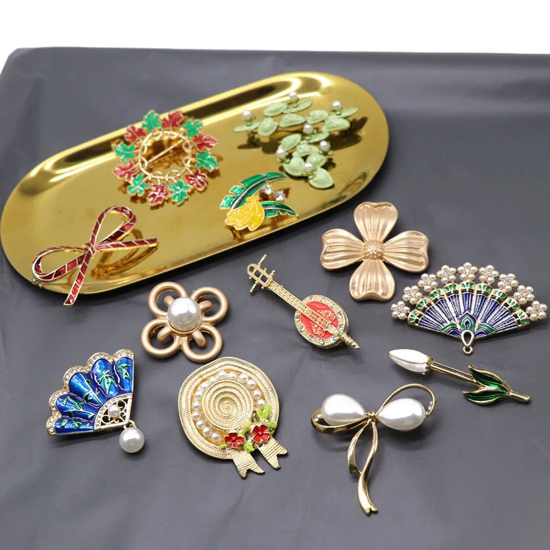 

Classical All-Match Blue Green Glazed Brooch Pin for Women Plant Wreath Fan Shape Pin Metal Pearl Pin Accessories