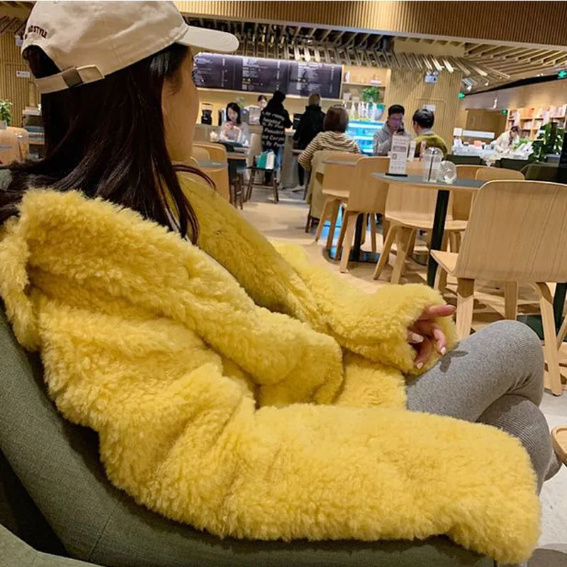 Женское короткое пальто из искусственного меха ягненка элегантное плотное