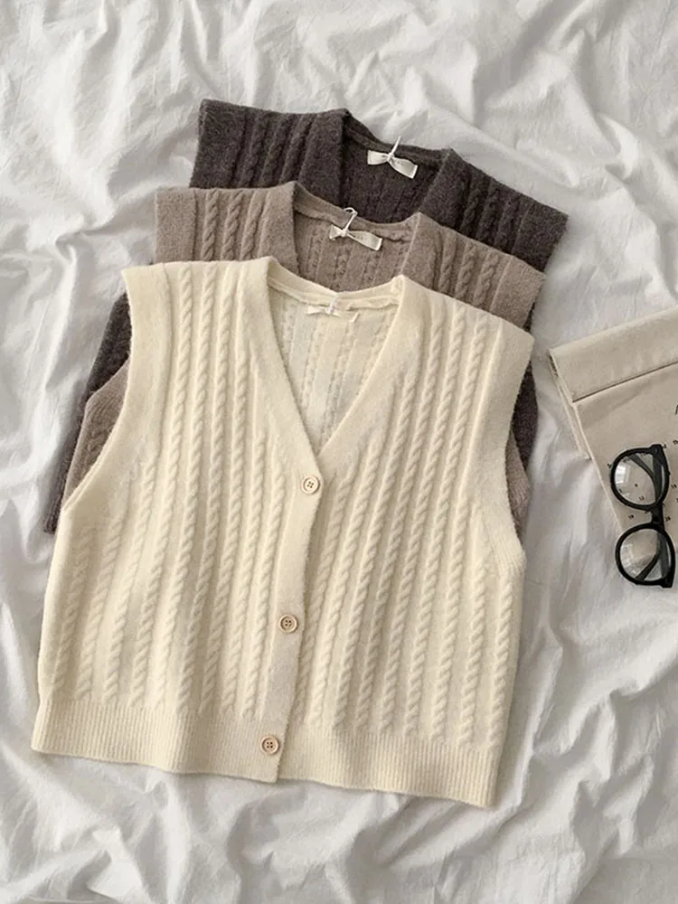 

Жилет женский осенний трикотажный с V-образным вырезом