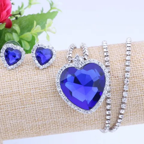 Комплект из ожерелья и серег-гвоздиков с кулоном из голубого циркония
