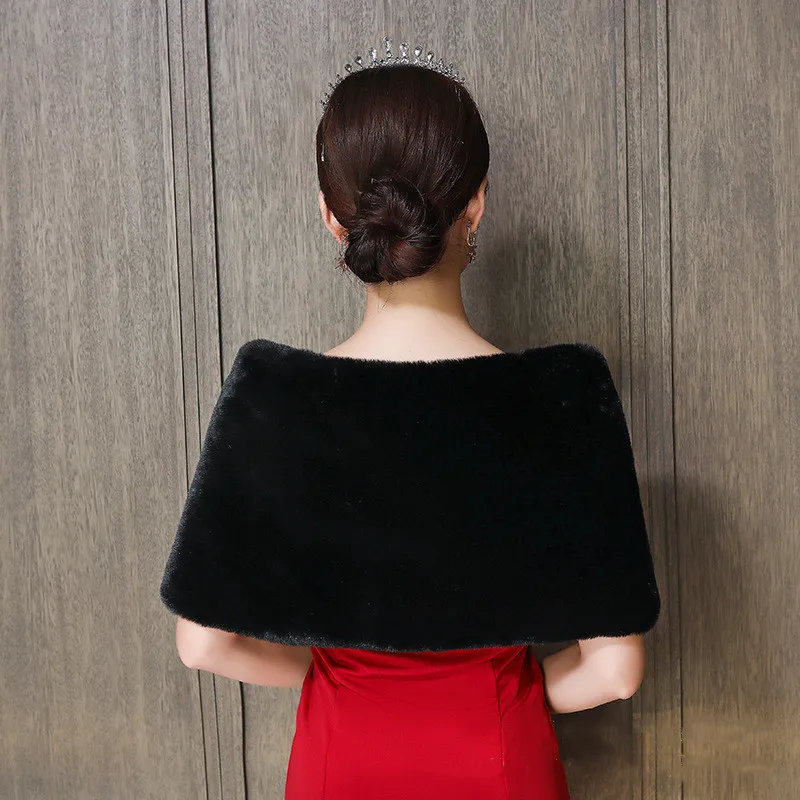 Свадебная шаль из искусственного меха черная Брошь Стразы Простой Болеро