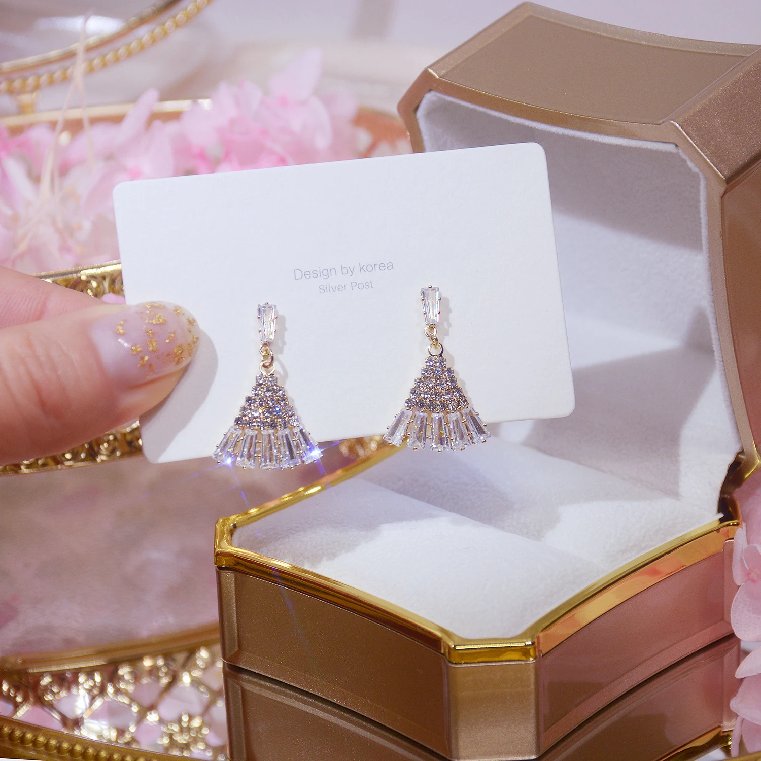 

Earrings For Women Fan-Shaped Flash Shiny Zircon Exquisite Earring Temperament Female 14k Red Gold Niche New Arrival For Girls