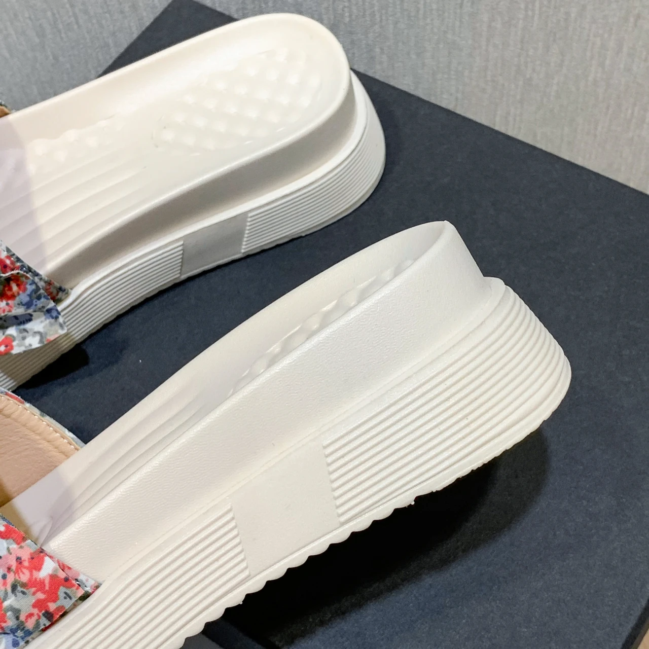 

SYNXDN Flower Print Slippers Women Platform High Heel 5cm Bohemia Beach Flip Flops Sandals Casual Women Summer Beads Slides