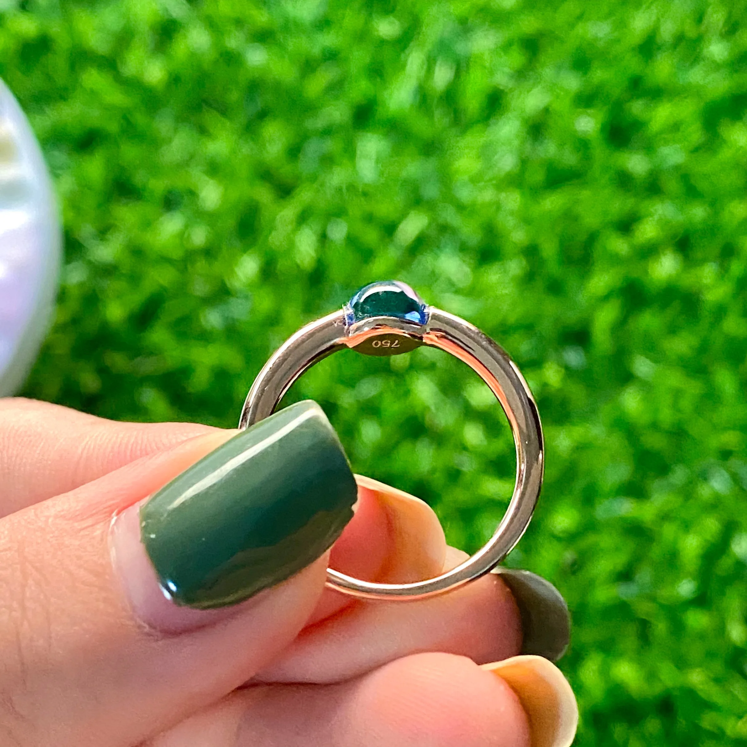 И простое кольцо с покрытием из розового золота круглым кристаллом гранатом и