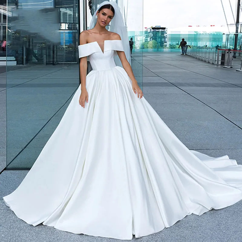 

Элегантное атласное свадебное платье А-силуэта, с открытыми плечами