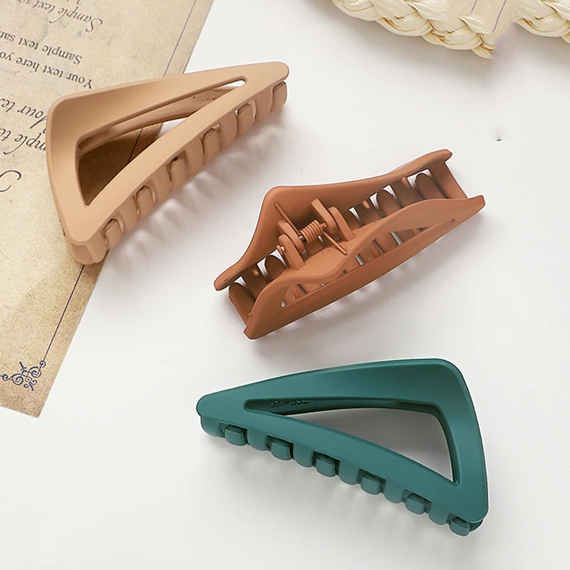 

2021 Triangle Claw Clip For Women Tough Blue Black Plastic Hair Claw Large Size Hair Clamps Claw Clip Crab For Hair Accessories