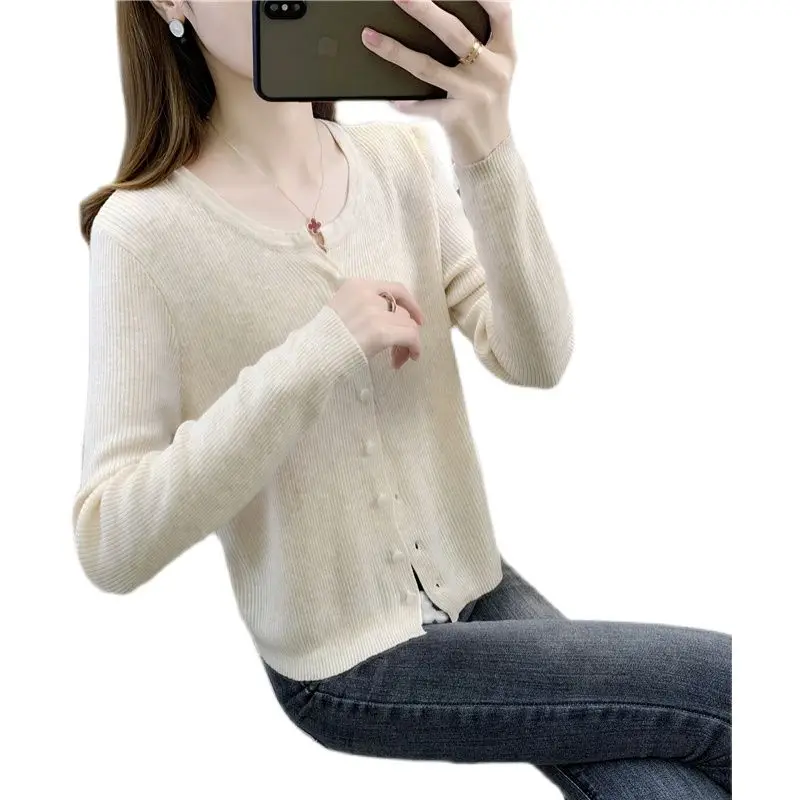 Однотонный вязаный кардиган с круглым вырезом и пуговицами 21096 |