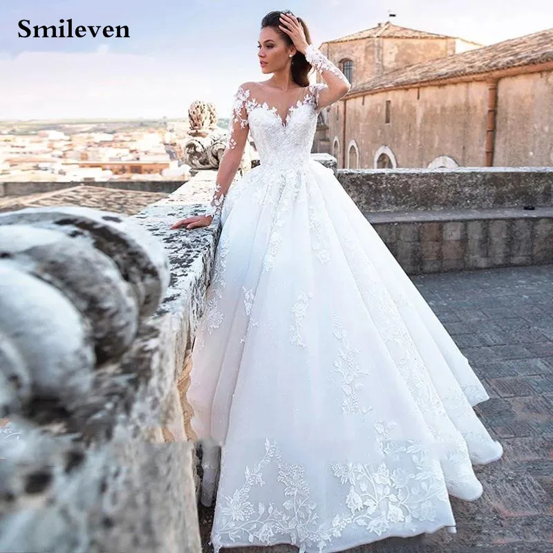 

Кружевное свадебное платье со шлейфом, с длинным рукавом