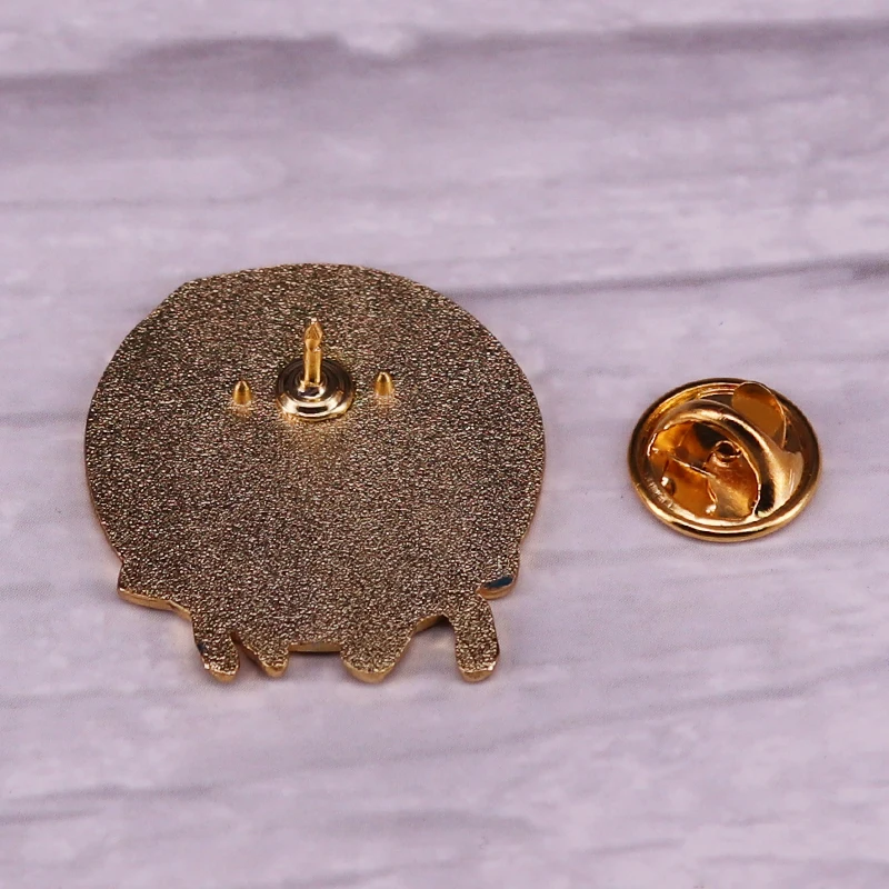 Greyhoundd значок милая девушка с красной эмалью булавка объятия ее черной собакой