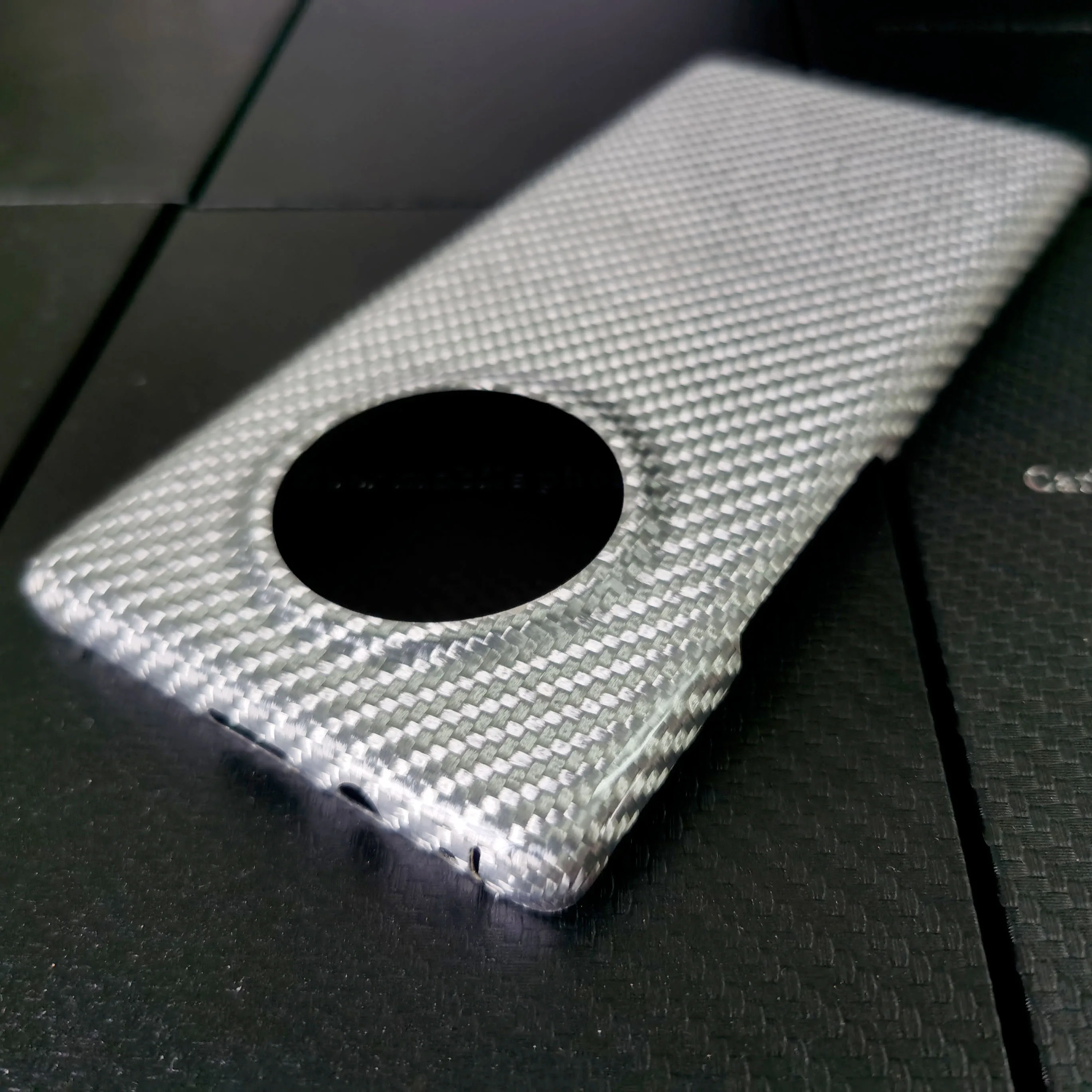 Серебристый глянцевый чехол из углеродного волокна для спортивного автомобиля