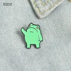 XEDZ, мультяшная Красивая лягушка, вертикальный средний палец, эмалированная брошь, модное зеленое животное, одинокая лягушка, значок, ювелирное изделие, подарок