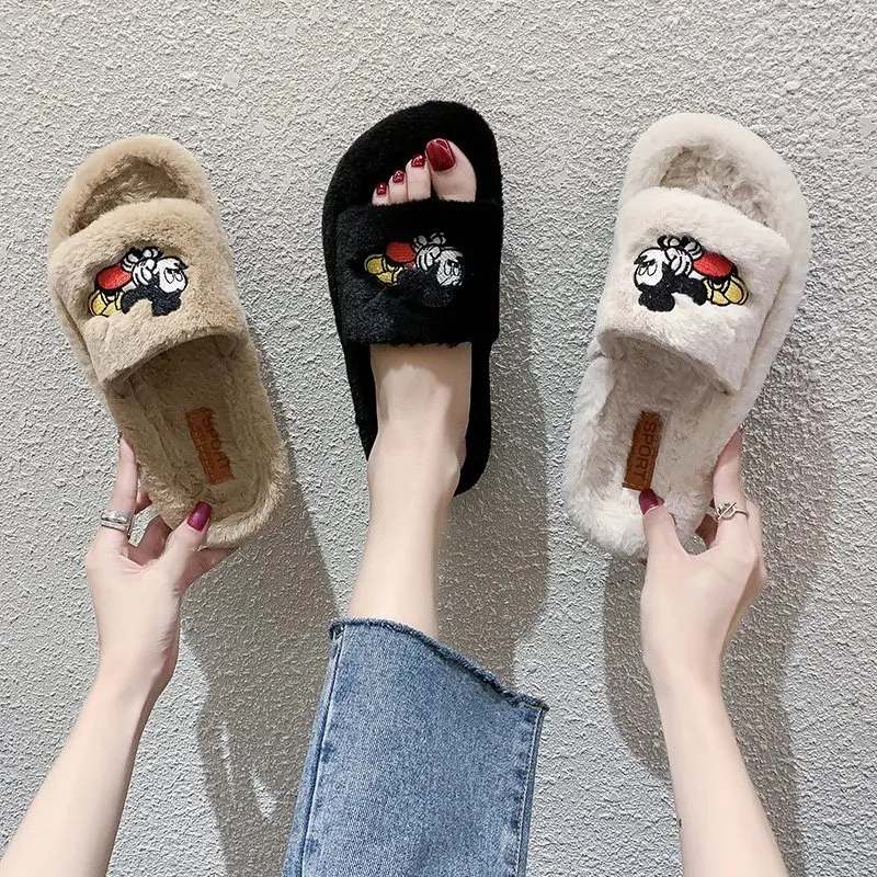 Пушистые женские меховые тапочки Нескользящие сланцы милая модная модель в
