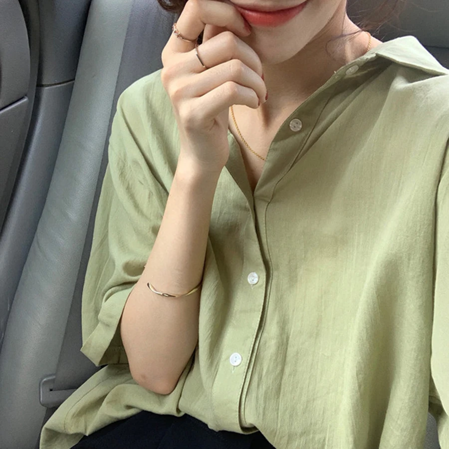 Рубашка женская белая облегающая с треугольным вырезом и длинным рукавом в