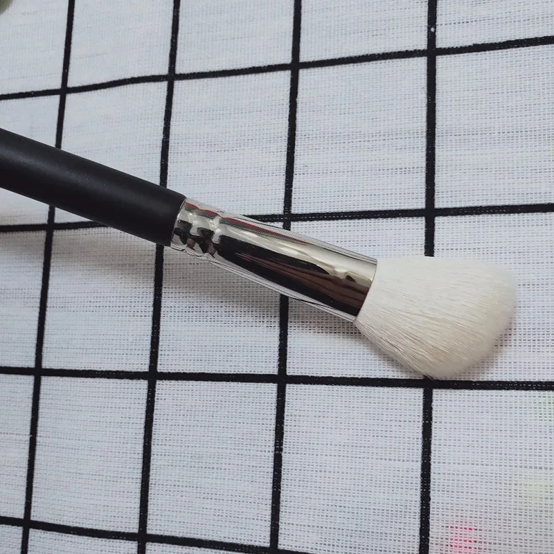 1Pcs Fashion High Quality Facial Makeup Brush Beveled Blush Powder Brush High Value Copper Tube Professional Makeup Tools