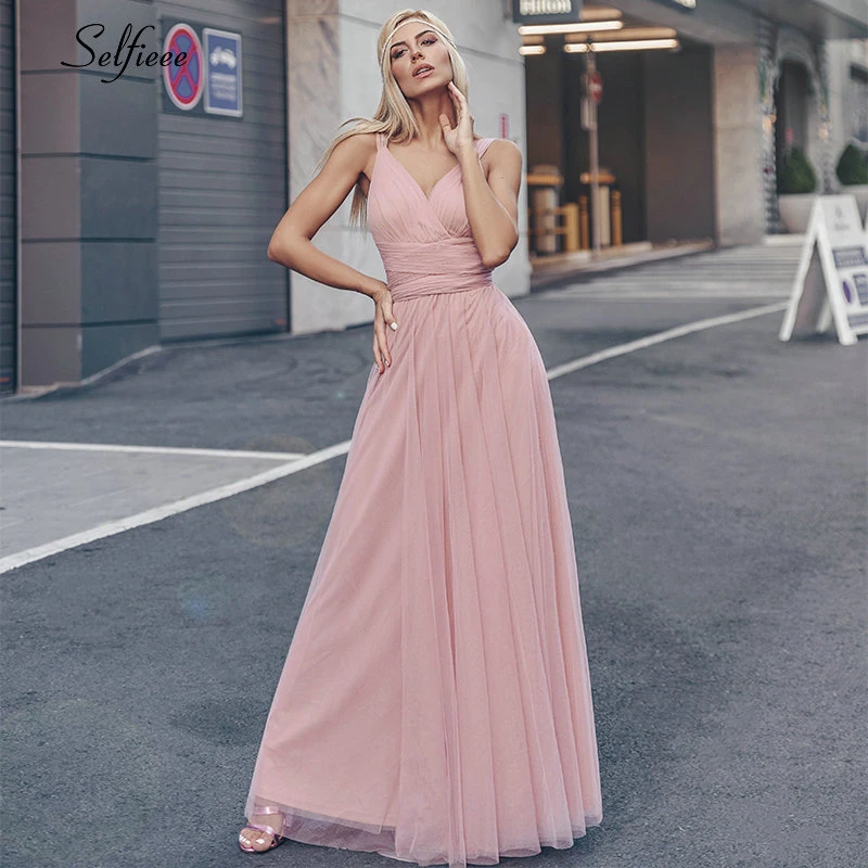 Женское вечернее платье макси элегантное серое трапециевидной формы с v-образным