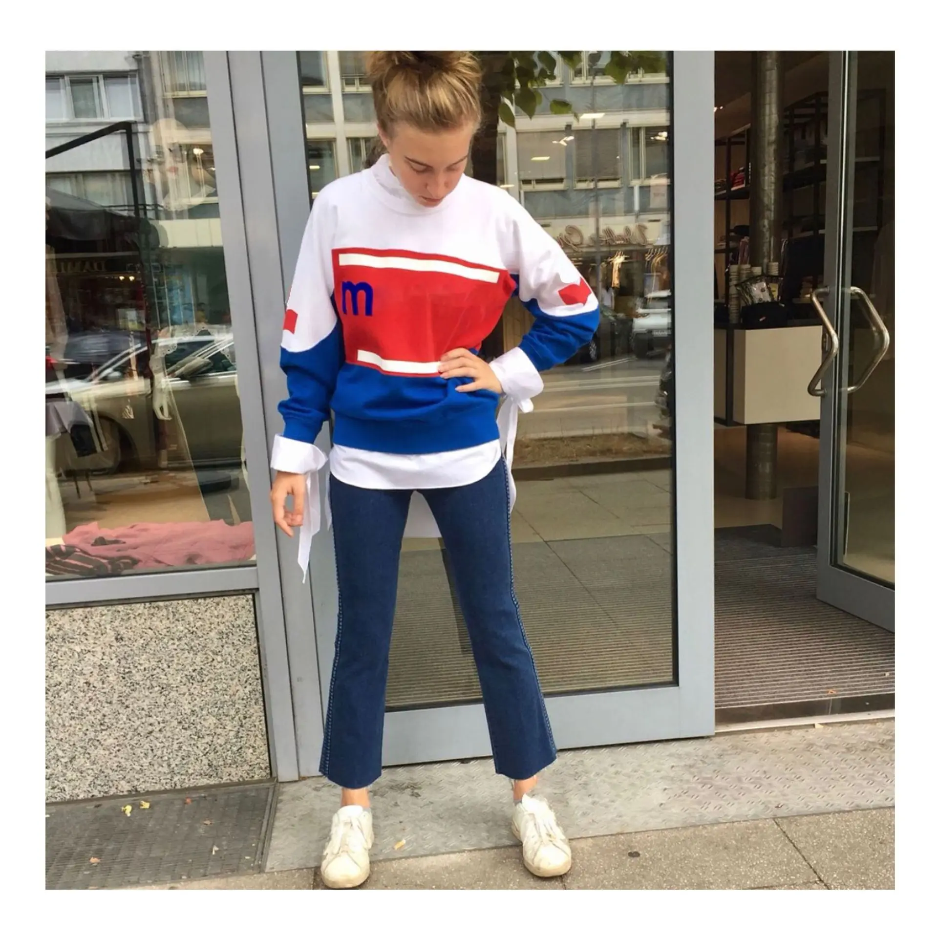 Уютный шикарный свитшот с надписями и цветными блоками спортивный пуловер