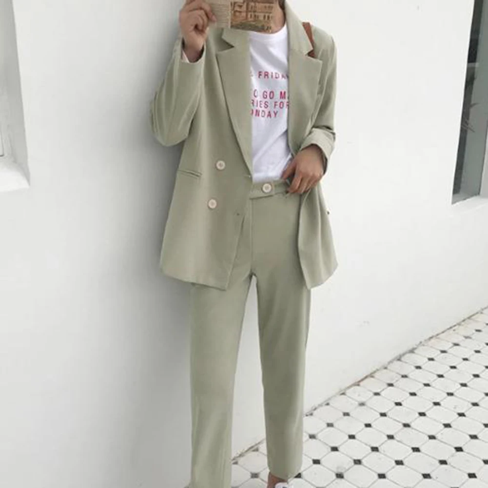 Женский офисный костюм однотонный осенний из двубортного блейзера и длинных